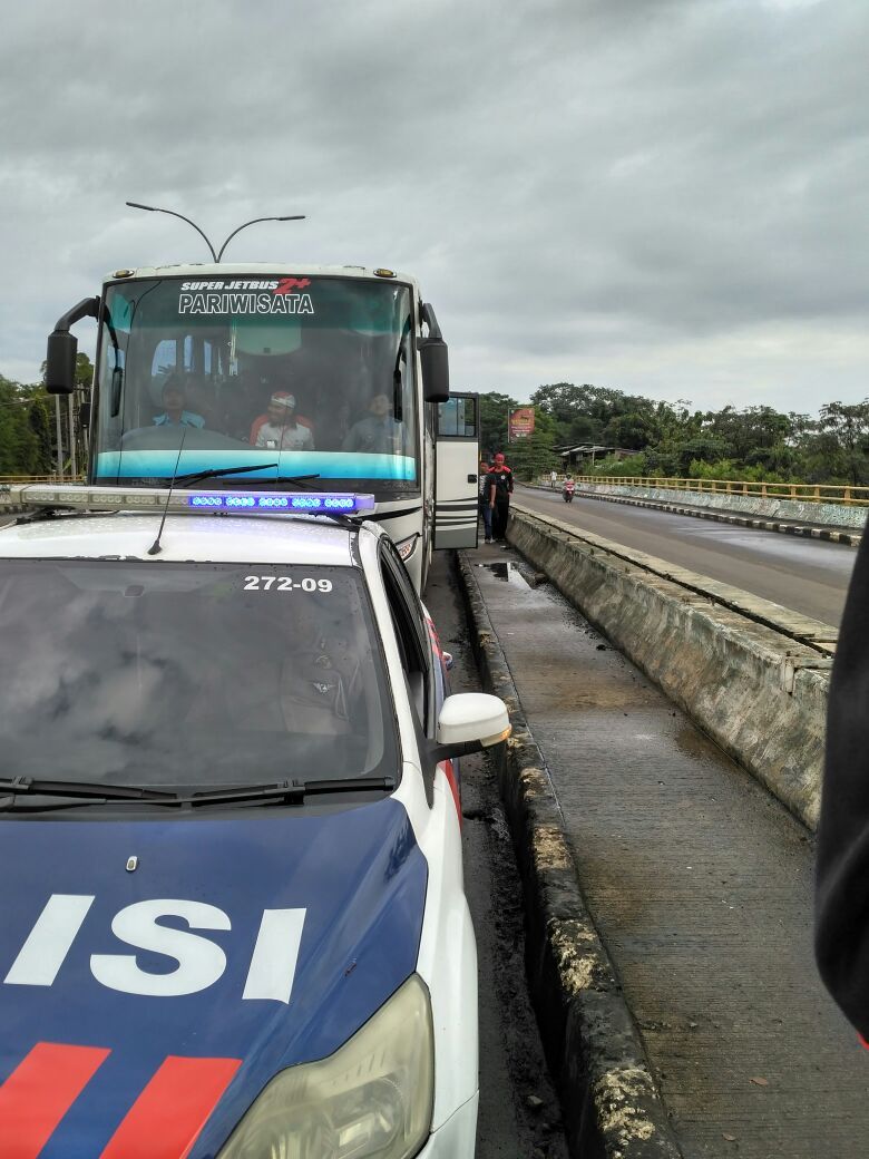 Polisi melakukan pengawalan (Istimewa)