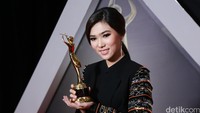 Isyana Sarasvati memborong dua piala di kategori Album Soul/R&B/urban Terbaik dan Artis Kolaborasi/Grup Soul/R&B/Urban Terbaik lewat lagu Kau Adalah. Pool/Palevi S/detikFoto.