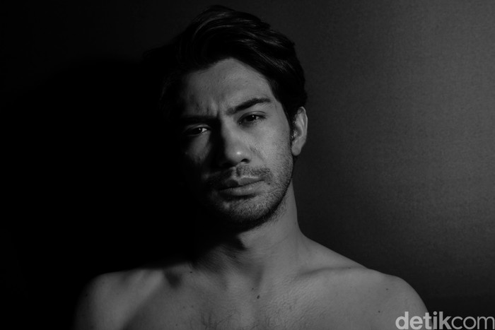 Reza Rahadian saat pemotretan COTM