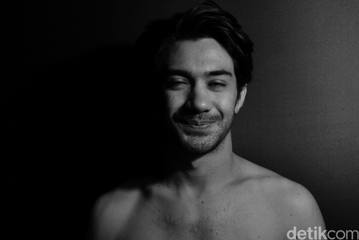 Reza Rahadian saat pemotretan COTM