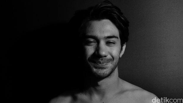 Reza Rahadian: Cinta Ibu Lebih Penting daripada Paksa Anak untuk Berprestasi