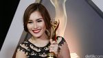 Sexy In Red! Gaya Ayu Ting Ting di AMI Awards 2016