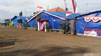 Tenda-tenda itu berdiri membentang sejajar di sebuah areal yang cukup luas. Areal itu berada di belakang rumah utama yang dibatasi oleh jalan.