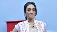 Namun, ibu dua anak itu mengelak saat ditanya soal pertunangannya dengan Stefan. Pool/Noel/detikFoto.