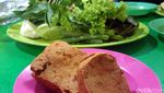 Huah! Pedas Menyengat, Ikan Goreng dan Petai Dicocol dengan Sambal Teroris