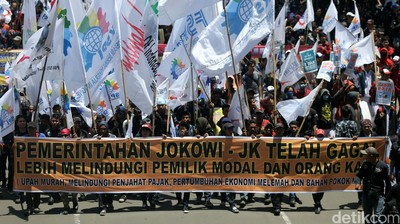 Ribuan Buruh Turun ke Jalan