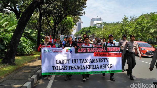 Massa buruh di depan Balai Kota/ Dony detikcom