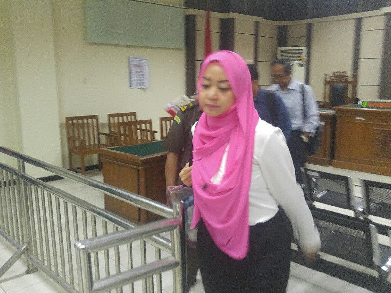 Foto: Diah Ayu Kusumaningrum meninggalkan lokasi (Angling/detikcom)