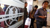 Para pengantri memasuki gedung utama DJP.