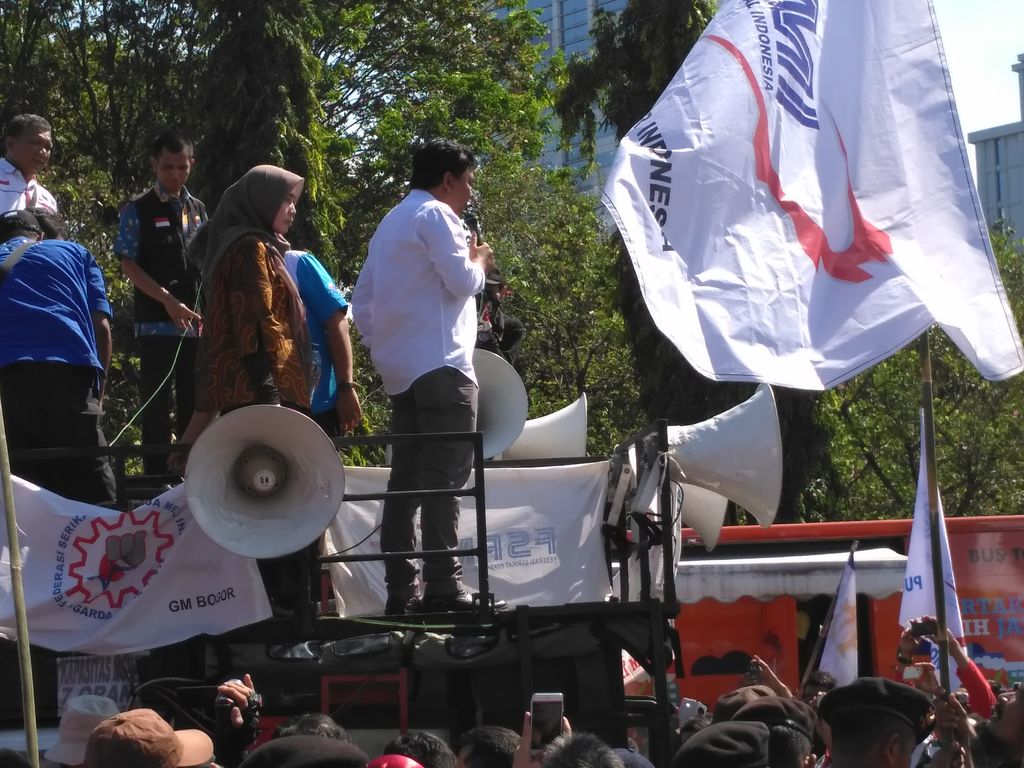  Deputi IV Staf Kepresidenan Eko Sulistyo menemui buruh (Bartanius Dony/detikcom)