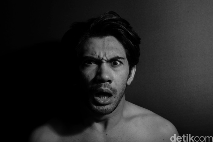 Reza Rahadian saat pemotretan COTM