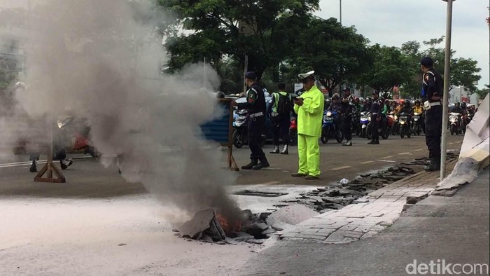 Api Menyembur dari Galian Drainase Depan Detos