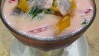 Sebagai penyegar dahaga, Fiddleheads punya Es Laksamana Mengamuk khas Riau. Berisi potongan mangga, agar-agar, kelapa muda dan selasih yang terendam dalam kuah santan gurih manis. Segar!