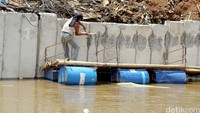 Pekerja membangun turap di Sungai Ciliwung, Bukit Duri, Jakarta, Kamis (29/9/2016).