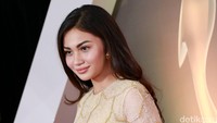 Lewat dress ketat tersebut, ia menunjukan lekuk tubuhnya tersebut. Pool/Palevi S/detikFoto.