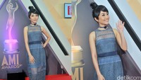 Sedangkan Rini Wulandari tampil dengan dress biru semi transparan dan rambut cepol ke atas dan chooker biru. Pool/Noel/detikFoto.