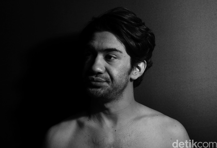 Reza Rahadian saat pemotretan COTM