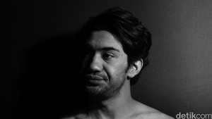 Reza Rahadian cocok banget mendapat julukan aktor dengan seribu wajah, karena peran-perannya. Berbagai karakter pernah diperankannya, termasuk jadi antagonis hingga memerankan karakter BJ Habibie. Reza lucu banget saat berperan sebagai bos aneh di My Stupid Bos, ia juga dihargai Piala Citra tahun lalu lewat aktingnya di Berbalas Kejam sebagai Adam, arsitek yang hidup berdampingan dengan trauma. Ia punya misi besar membalaskan dendam akan kematian keluarga. Foto: Asep Syaifullah