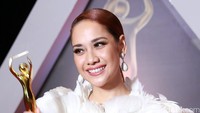 Sementara itu, Bunga Citra Lestari juga menang di kategori Karya Produksi Original Soundtrack Terbaik pada lagu Aku Bisa Apa? di film Jilbab Traveler. Pool/Palevi S/detikFoto.
