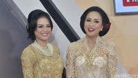 Sundari Soekotjo dan putrinya tampil dengan kebaya lengkap dengan sanggul dan heels berwarna emas ditemui di Eco Park, Ancol, Jakarta Utara, pada Rabu (28/9/2016) malam. Pool/Noel/detikFoto.