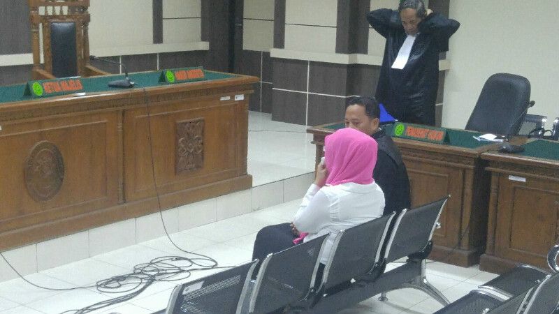 Foto: Diah Ayu Kusumaningrum menangis usai mendengar tuntutan  (Angling/detikcom)