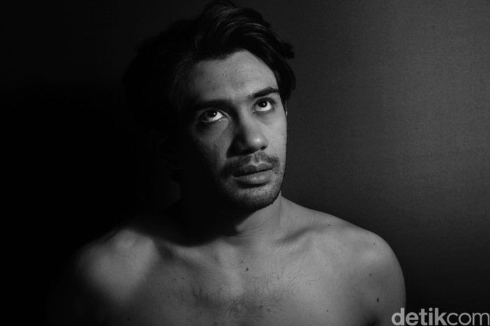 Reza Rahadian saat pemotretan COTM