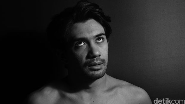 Reza Rahadian: Cinta Ibu Lebih Penting daripada Paksa Anak untuk Berprestasi