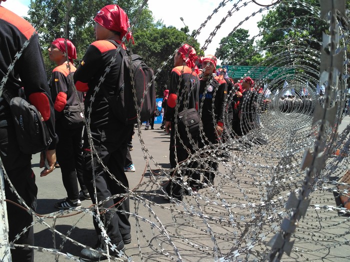 Ratusan Buruh Tiba di Istana, Jl Medan Merdeka Barat Ditutup