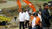 Penegakan hukum ini yang penting karena tanpa ini hutan, vegetasi, pohon akan terus digundli dan gundul. Oleh sebab itu nanti akan saya perintahkan tindakan hukum dari kapolri untuk para perusak lingukungan yang menyebabkan banjir bandang seperti yang terjadi di Garut ini, ucap Presiden Jokowi.