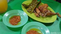 Ayam goreng yang gurih, juga enak disantap dengan nasi hangat dan sambal. Selain itu, ada juga cumi asin goreng yang tak kalah enak bersanding dengan sambal teroris super pedas.