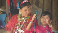 Nah, kalau suku Kayaw Karen tidak memanjangkan leher mereka. Mereka hanya memakai anting perak yang besar dan gelang logam di kaki (Fitraya/detikTravel)