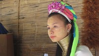 Suku Padong Karen atau Kayang Karen terkenal di dunia dengan perempuan yang berleher panjang. Bagi mereka, semakin panjang, semakin cantik (Fitraya/detikTravel)