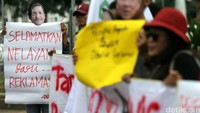 Selamatkan nelayan dari reklamasi salah satu poster yang dibawa massa.