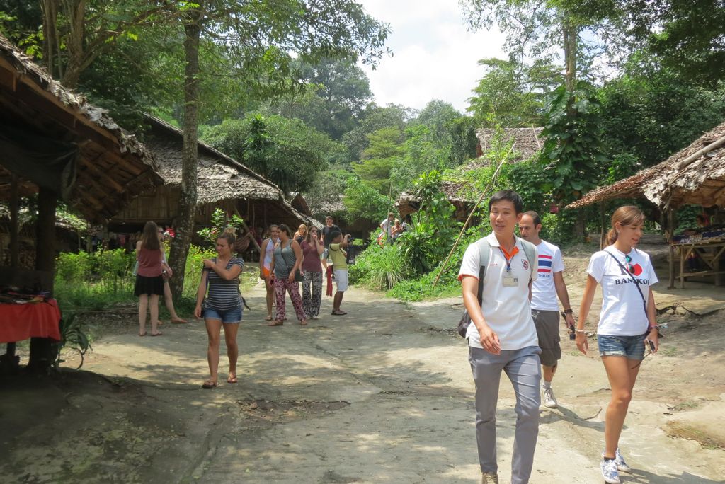 Wisatawan jalan-jalan di desa (Fitraya/detikTravel)