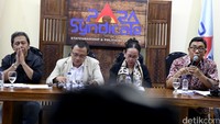 (kiri-kanan) Pengamat politik Kusnanto Anggoro, Direktur Ekskutif Para Syndicate Ary Nurcahyo, Putri Presiden Pertama Sukarno, Sukmawati Soekarnoputri dan Sejarawan Asvi Warman Adam tampil bersemangat.