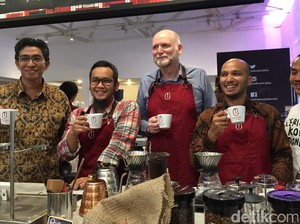 Peringati Hari Kopi Internasional Dubes Australia Seduh Kopi Flores Bajawa
