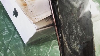 Ketika paket iPhone tiba di rumahnya, ia pun segera membongkar. Tapi betapa terkejutnya dia melihat iPhone 7 yang diterimanya. Foto: Reddit/Kroopthesnoop