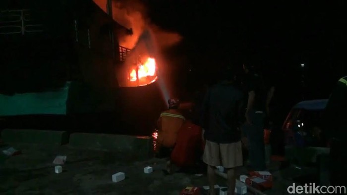 2 Kapal Nelayan Terbakar di Muara Angke, Jakarta Utara