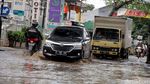 Banjir Rendam Jalan Jatibening Kincan Bekasi