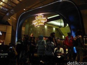 Penonton Mulai Padati Tanda Mata Glenn Fredly untuk Ruth Sahanaya