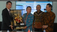 President Director PT Malea Energy Suhaeli Kalla (kedua kiri), memberikan cinderamata kepada Chairman & President PT Toshiba Hydro Power (Hangzhou) Kazunori Toda (kiri) disaksikan Director PT Malea Energy A. Afifuddin Kalla (kedua kanan) dan President Director PT Thosiba Asia Pasific Indonesia Shinpei Yamagishi (kanan) usai menandatangani kerjasama antara Malea Energy dengan PT Toshiba Asia Pasific Indonesia (TAPI) di Cileungsi, Bogor.