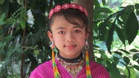Foto close up seorang anak Suku Kayaw Karen. Perhatikan bedanya dengan suku Kayang Kareng dari aksesoris dan ketiadaan gelang lehernya (Fitraya/detikTravel)