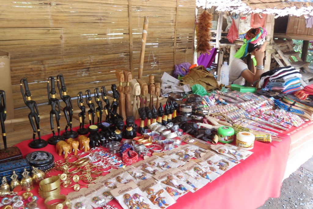 Aneka suvenir Suku Karen (Fitraya/detikTravel)