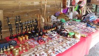 Desa ini dibuat tahun 2003 oleh Choochart Kalamapijit, pemilik tempat penangkaran gajah Maesa Elephant Camp. Warga desa berjualan suvenir untuk wisatawan (Fitraya/detikTravel)