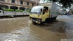 Banjir Rendam Jalan Jatibening Kincan Bekasi