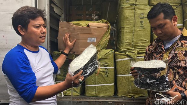 Polda Metro Sita Ribuan Sepatu Nike Palsu Buatan China di Penjaringan/ IST
