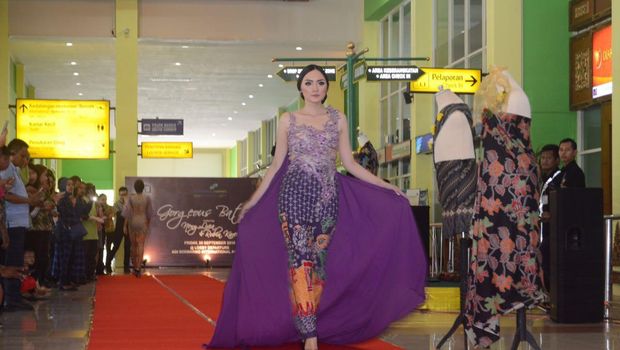  Pameran busana batik di Bandara Adi Soemarmo Solo. Foto: Muchus Budi R/detikcom