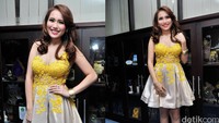 Dalam sebuah acara pada 2014, Ayu tampil seksi dan menawan dengan dress kuning transparan. Pool/Noel/detikFoto.