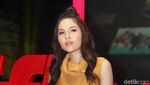 Olivia Jensen Tampil dengan Rambut Cepol