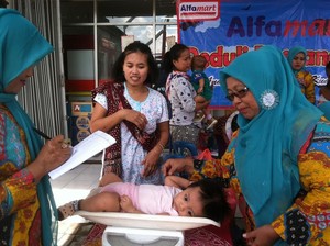 Puluhan Balita Dapat Tambahan Makanan dan Gizi